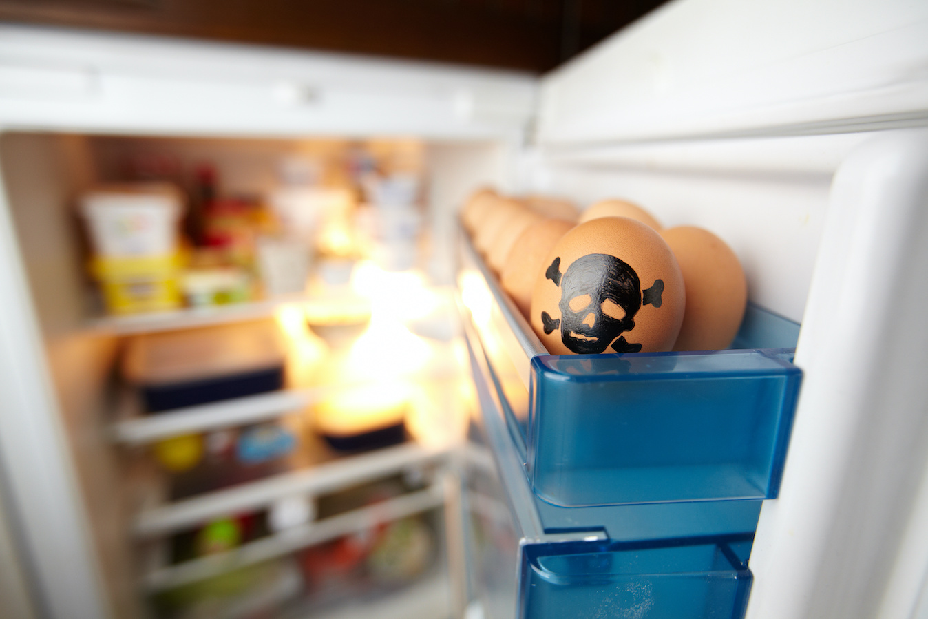 Ei mit Totenkopf im Kühlschrank
