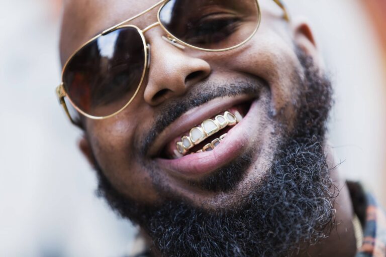 Més informació sobre l'article Grillz: és segura la moda de decorar-se les dents?