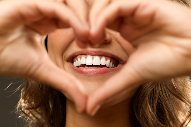 Lee más sobre el artículo ¿Dientes amontonados? Corrige el apiñamiento dental con este tratamiento