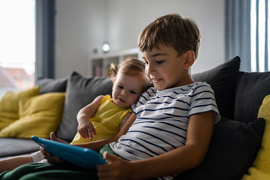cuidar la vista de los niños a la hora de que vean las pantallas de cerca